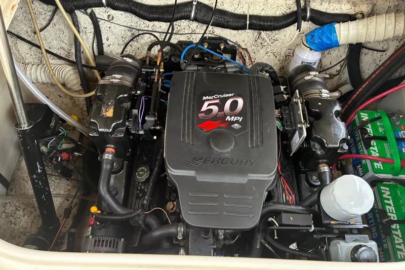 Slide: The Image of Engine compartment of a 2002 Rinker Fiesta Vee 250 with MerCruiser 5.0 MPI engine. - 18