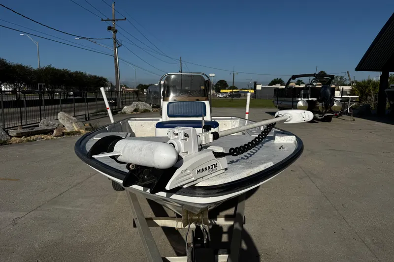 Slide: The Image of 2002 Fishmaster 19 boat with Minn Kota trolling motor on display outdoors. - 8