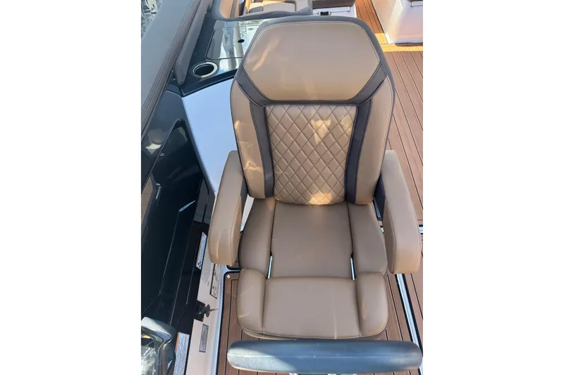 Slide: The Image of Luxurious captain's chair on 2025 Yamaha Boats 275SE, featuring diamond-stitched upholstery. - 26