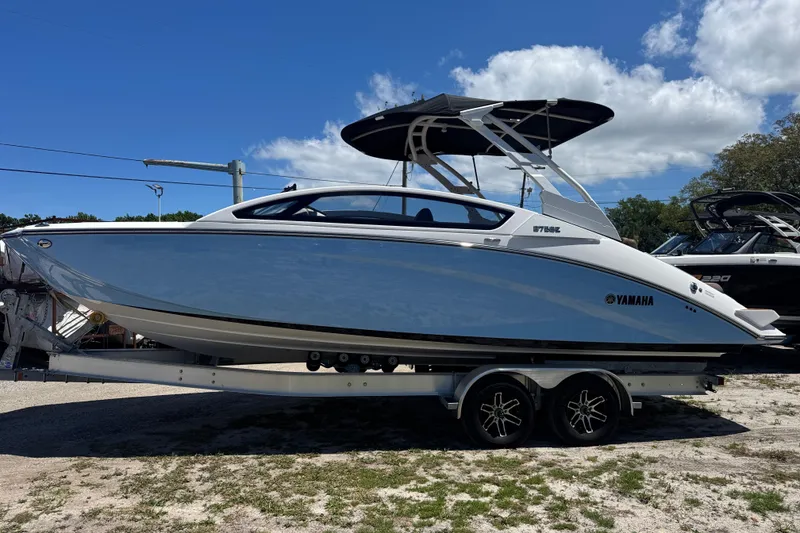 Slide: The Image of 2025 Yamaha Boats 275SE on trailer, sleek design under clear blue sky. - 3