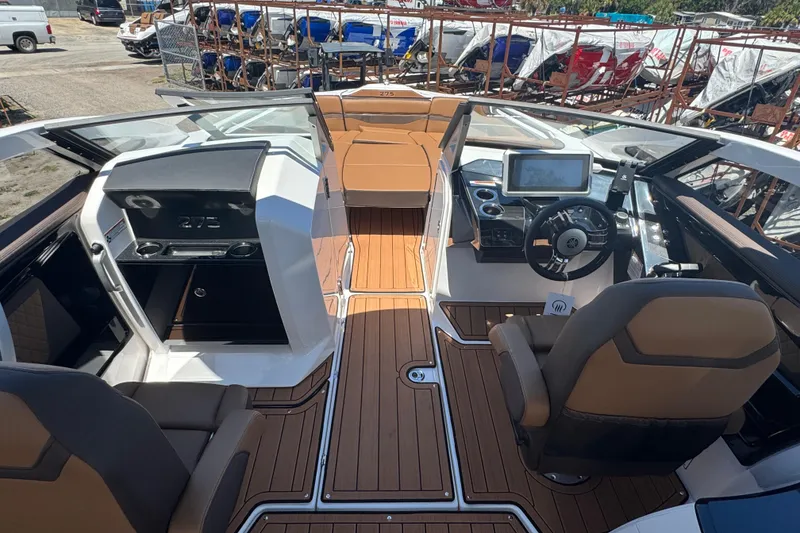 Slide: The Image of 2025 Yamaha Boats 275SE interior with modern dashboard and seating. - 9