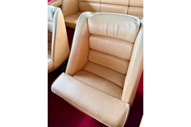 Slide: The Image of 1981 Glastron/Carlson C512 boat seat with tan upholstery and red carpet. - 13