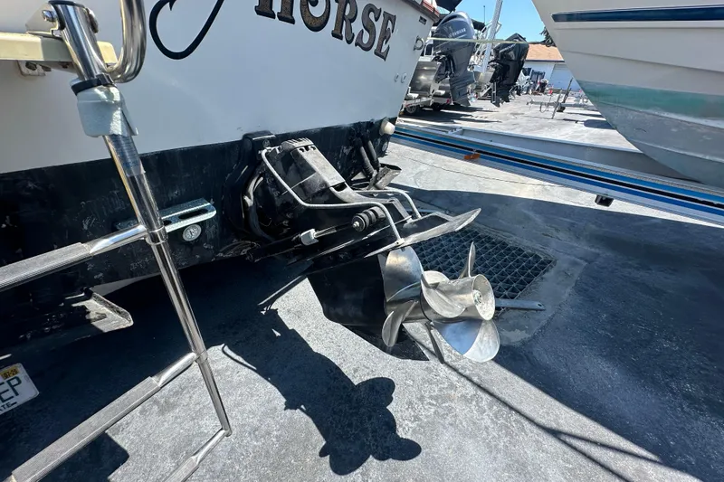 Slide: The Image of 1998 True World Marine TE286 boat propeller and stern detail in a marina setting. - 4