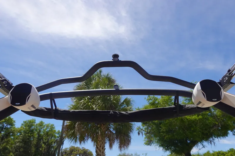 Slide: The Image of 2026 Malibu Wakesetter 21 LX boat speakers and tower against a clear blue sky. - 34