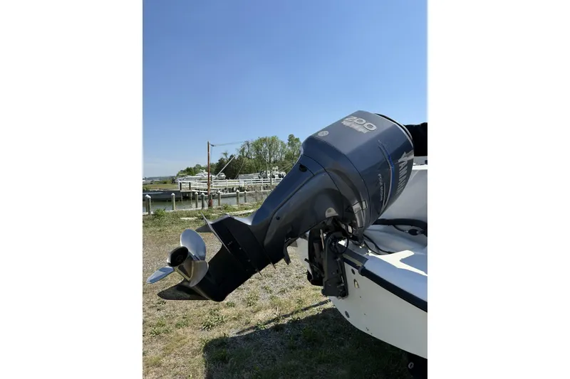 Slide: The Image of 2004 Hydra-Sports Lightning 202 DC boat with powerful outboard motor. - 5