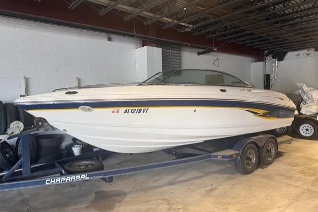 The Image of 2002 Chaparral 216 SSi boat on trailer in indoor storage facility. - 0