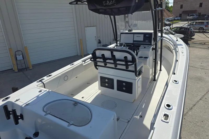 Slide: The Image of 2006 Fountain 23 Center Console boat with spacious deck and modern controls. - 10