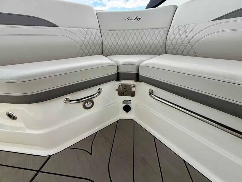 Slide: The Image of Sea Ray SLX 260 Outboard 2023 - 16