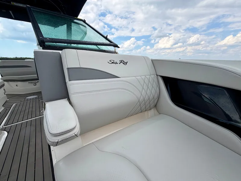 Slide: The Image of Sea Ray SLX 260 Outboard 2023 - 19