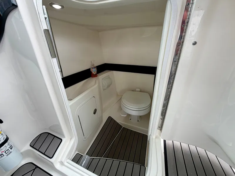 Slide: The Image of Sea Ray SLX 260 Outboard 2023 - 20