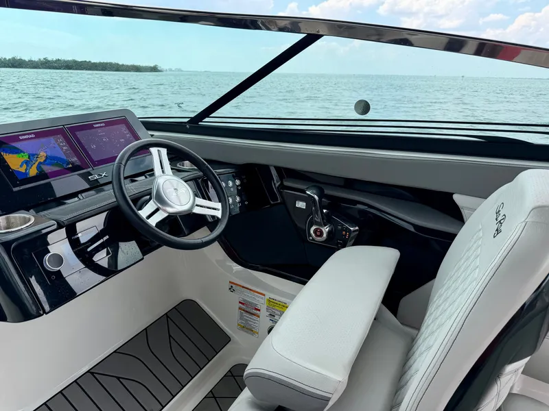 Slide: The Image of Sea Ray SLX 260 Outboard 2023 - 21