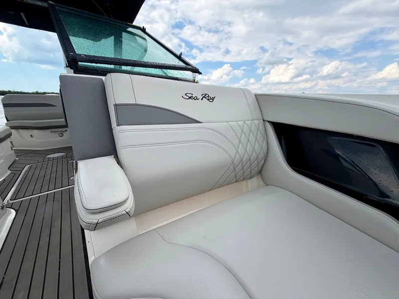 Slide: The Image of Sea Ray SLX 260 Outboard 2023 - 22