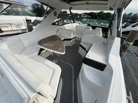 Slide: The Image of Sea Ray Sundancer 320 2020 - 13