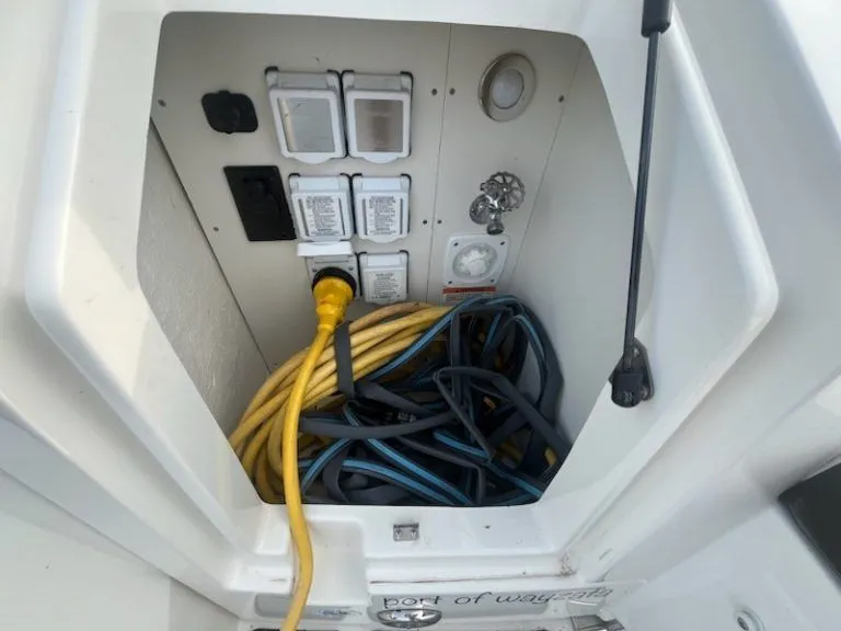 Slide: The Image of Sea Ray Sundancer 320 2020 - 22