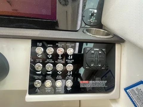 Slide: The Image of Sea Ray Sundancer 320 2020 - 9