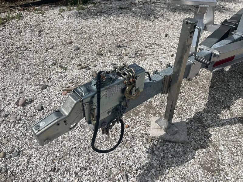 Slide: The Image of Parker 25SE trailer hitch on gravel surface, year 2022. - 13