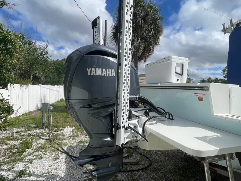 Slide: The Image of Yamaha outboard motor on Parker 25SE boat, 2022 model. - 19