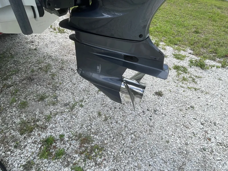 Slide: The Image of Parker 25SE outboard motor 2022 on gravel surface. - 23