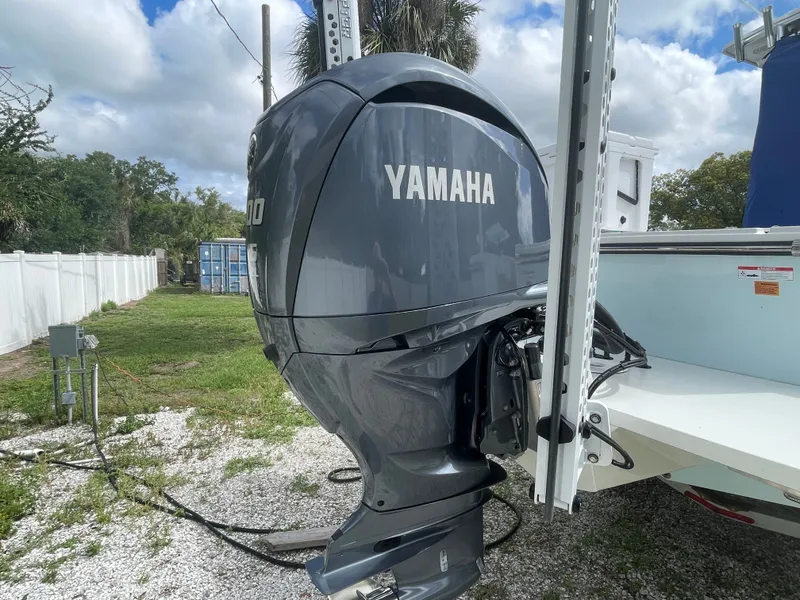 Slide: The Image of Yamaha outboard motor on Parker 25SE boat, 2022 model. - 27