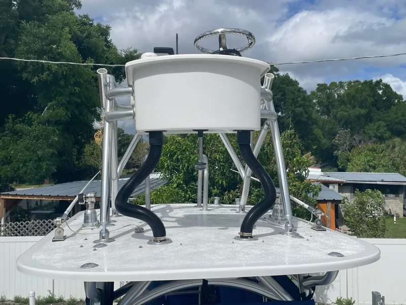 Slide: The Image of Parker 25SE 2022 boat with helm station and equipment. - 29