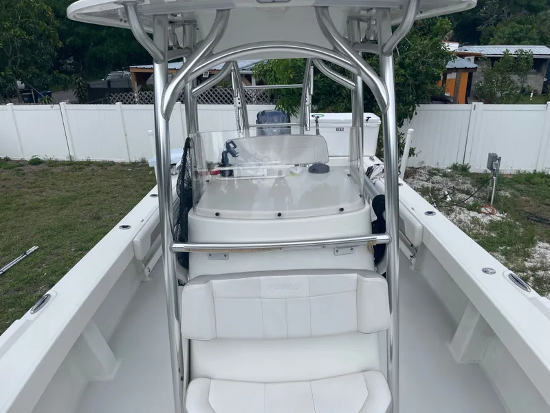 Slide: The Image of Parker 25SE boat 2022 with white seating and helm console. - 37