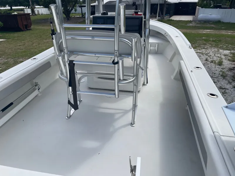 Slide: The Image of Parker 25SE 2022 boat with spacious deck and seating area. - 38