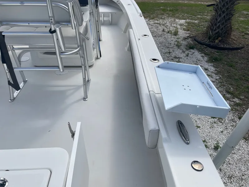 Slide: The Image of Interior view of a Parker 25SE boat, model year 2022. - 39