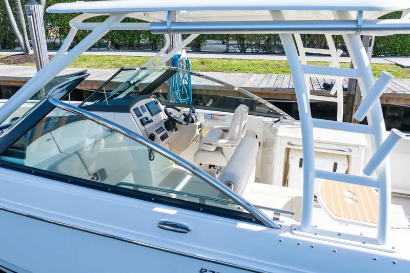 Slide: The Image of 2019 Boston Whaler 270 Vantage boat interior with helm and seating area. - 22
