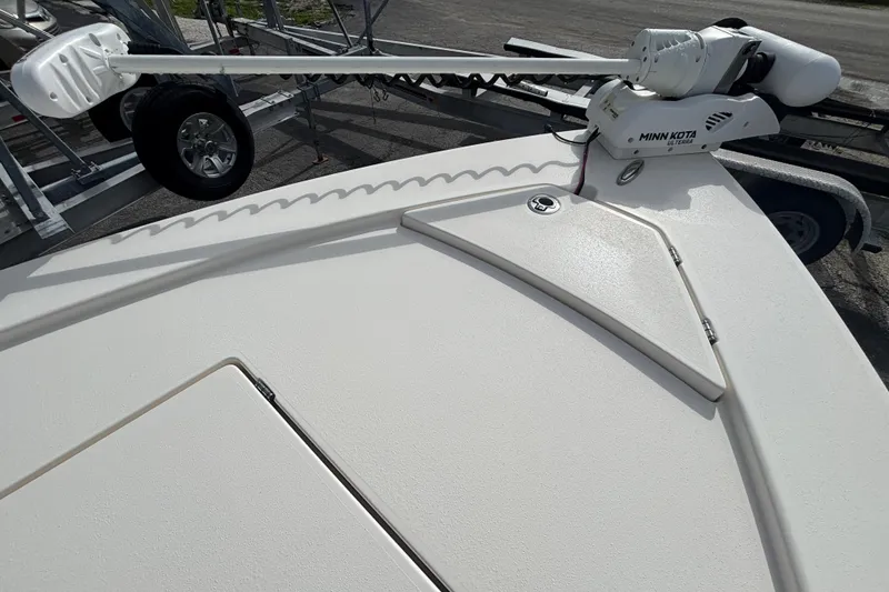 Slide: The Image of 2023 Pathfinder 2300 HPS boat deck with Minn Kota trolling motor. - 7