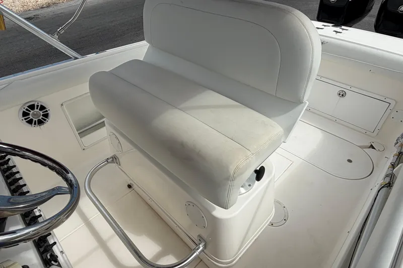 Slide: The Image of White seating area on a 1997 Wellcraft 302 Scarab Sport boat. - 20