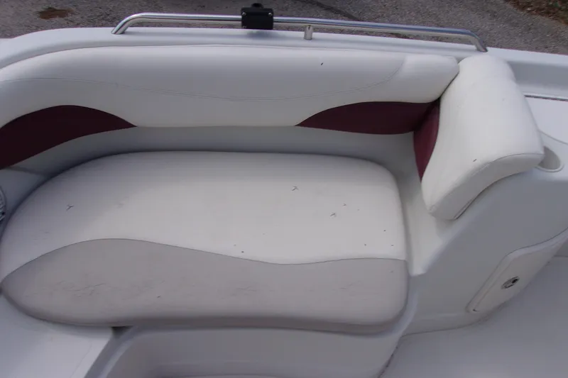 Slide: The Image of White and maroon seating on 2008 Tahoe 215 CC boat. - 15