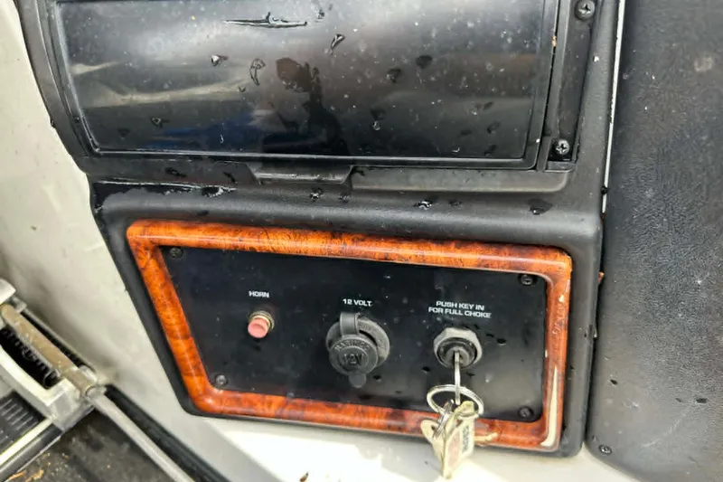 Slide: The Image of Control panel of a 2001 Triton Tr-21 Executive DC boat with ignition key. - 10