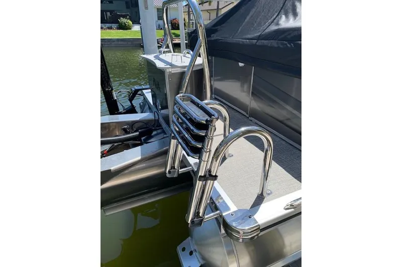 Slide: The Image of 2025 Avalon 2585 Venture QL Tri-Toon boat with stainless steel ladder and deck. - 10