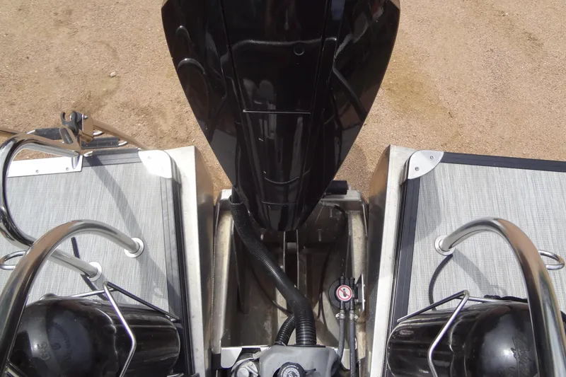 Slide: The Image of Baraletta Corsa 23 QSS 2021 boat engine and deck, top view. - 41