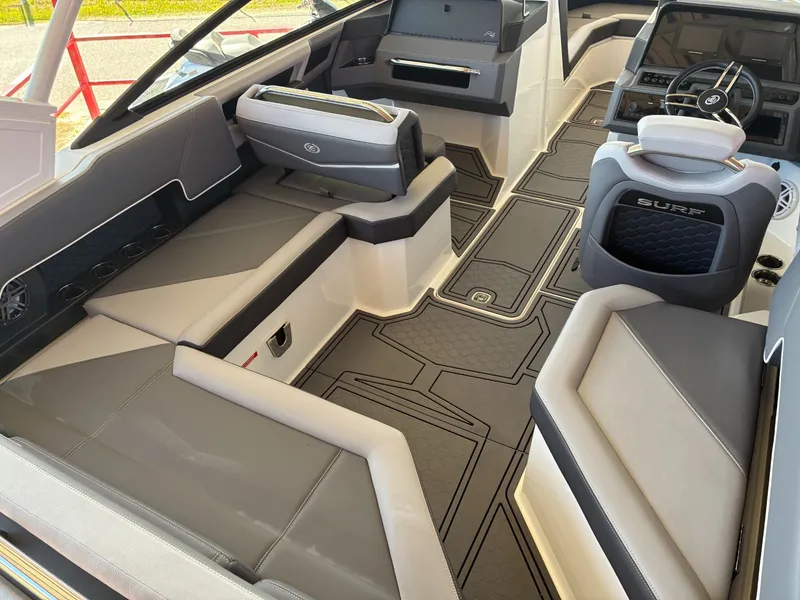 Slide: The Image of Cobalt R4 Surf 2024 - 10