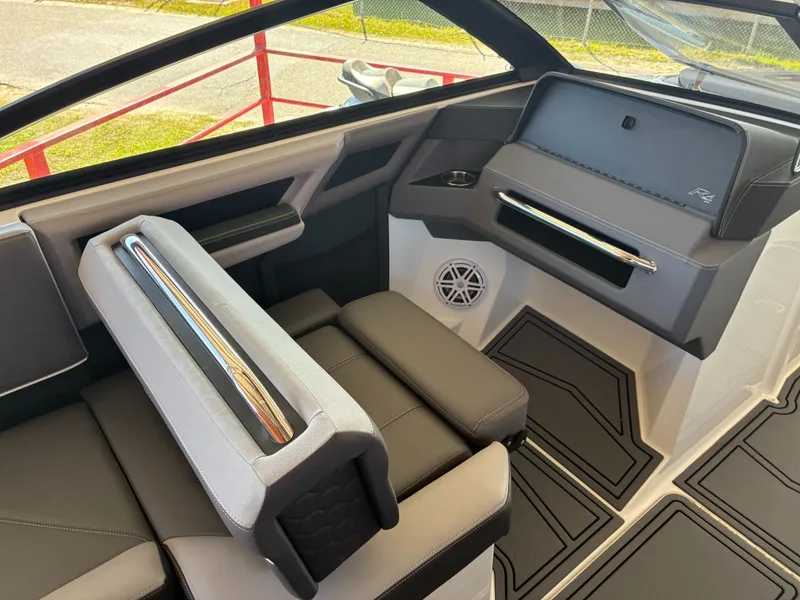 Slide: The Image of Cobalt R4 Surf 2024 - 12