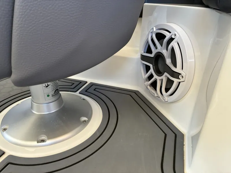 Slide: The Image of Cobalt R4 Surf 2024 - 15