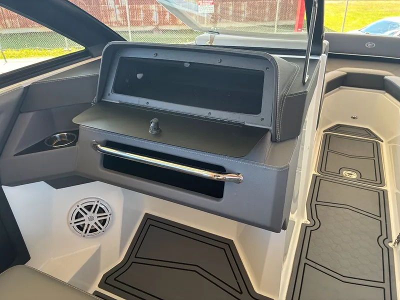 Slide: The Image of Cobalt R4 Surf 2024 - 16