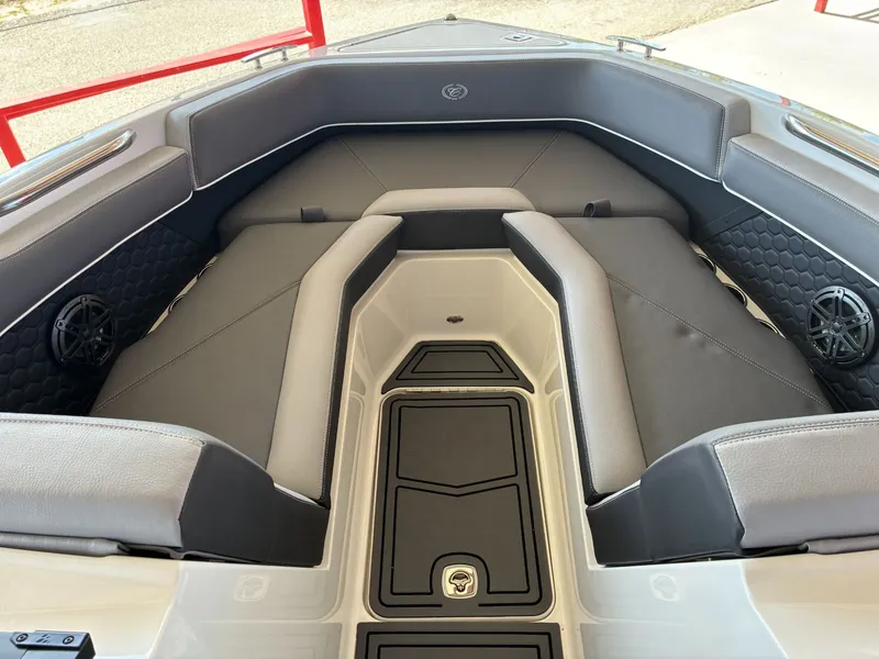 Slide: The Image of Cobalt R4 Surf 2024 - 17