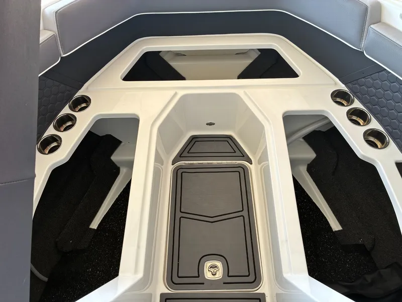 Slide: The Image of Cobalt R4 Surf 2024 - 18