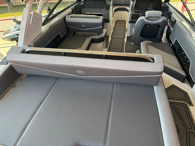 Slide: The Image of Cobalt R4 Surf 2024 - 9