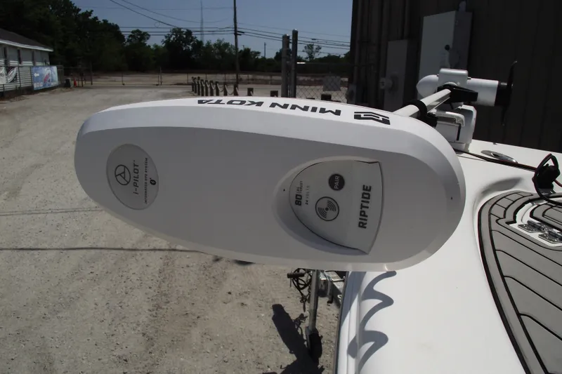 Slide: The Image of Minn Kota Riptide trolling motor on 2019 Sea Pro 208 Bay boat. - 7