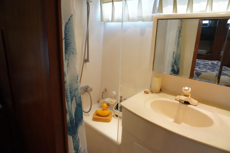 Slide: The Image of Bathroom in Symbol 41 Aft Cabin Motor Yacht, 1996 model. - 33