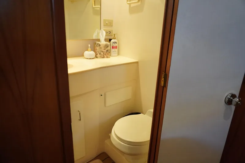 Slide: The Image of Bathroom in Symbol 41 Aft Cabin Motor Yacht, 1996 model. - 34