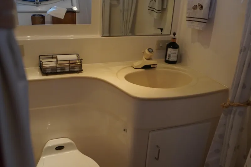 Slide: The Image of Bathroom of Symbol 41 Aft Cabin Motor Yacht, 1996 model. - 38