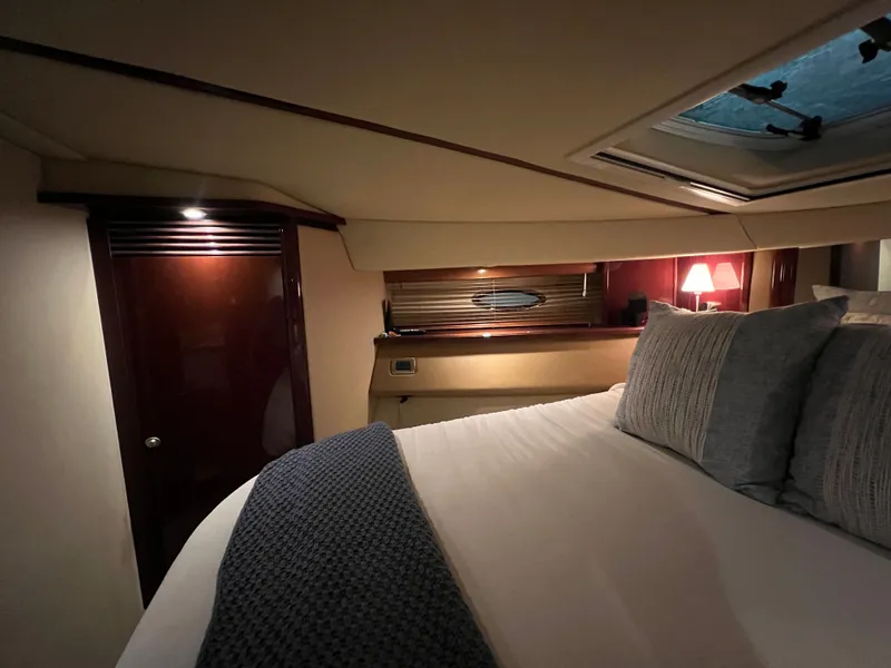 Slide: The Image of Luxurious cabin of the 2007 Sea Ray 52 Sedan Bridge. - 23