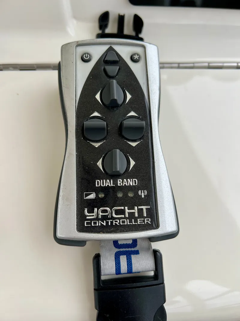 Slide: The Image of Yacht Controller Dual Band for Sea Ray 52 Sedan Bridge 2007. - 39