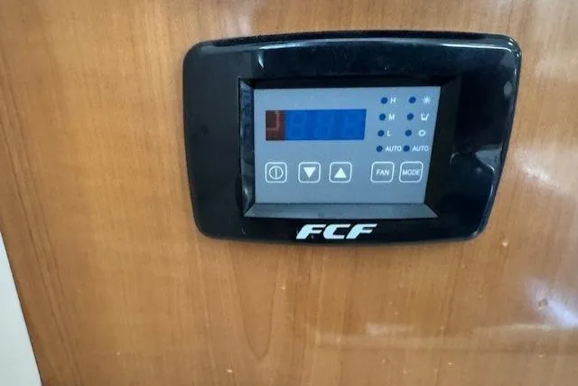 Slide: The Image of Control panel on 2001 Bayliner 2855 Ciera boat, displaying temperature settings. - 9