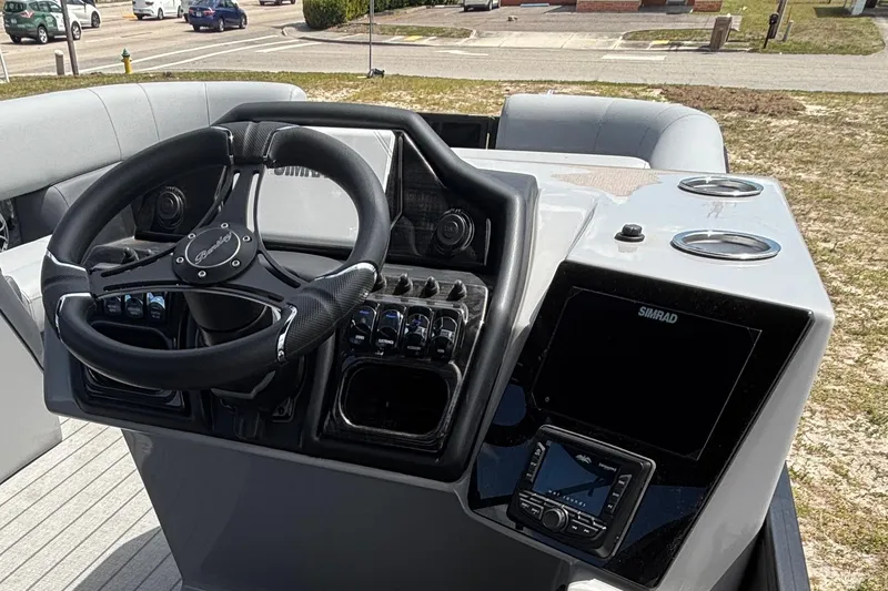 Slide: The Image of Cockpit of Bentley Pontoons Elite 253 Swingback 2026. - 9