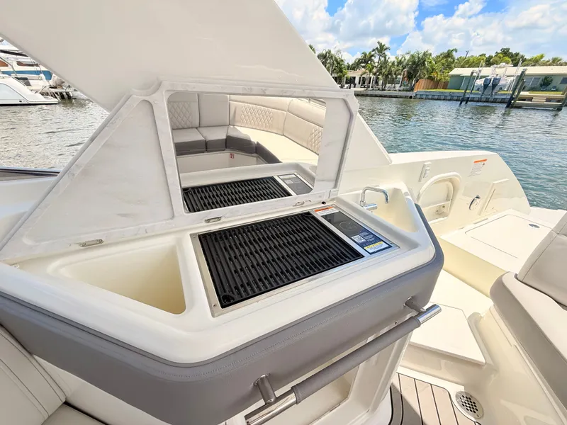 Slide: The Image of Sea Ray SLX 310 Outboard 2026 - 44
